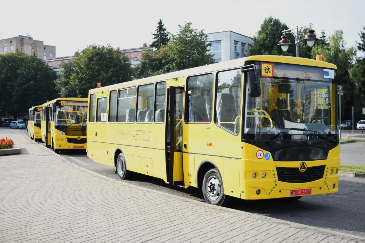Громади Рівненщини продовжують отримувати нові шкільні автобуси